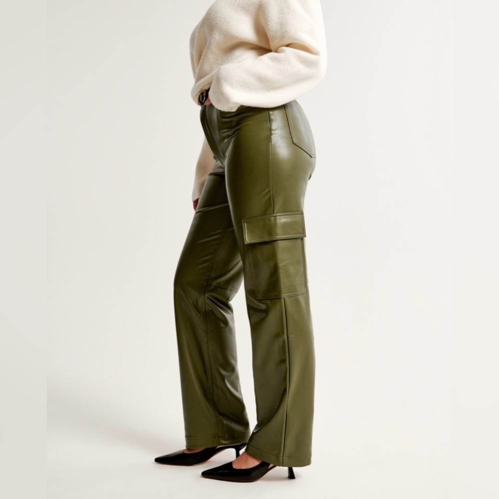 NWOT Abercrombie & Fitch Curve Love 30/10 Vegan Leather Cargo 90s Relaxed Pant - Picture 3 of 9
